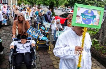 In Picture: Antusiasme Siswa YPAC Solo Ikuti Karnaval Sambut Ramadhan