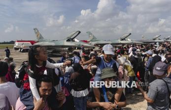 TNI AU Gelar Open Base, Warga Antusias Saksikan F-16 Fighting Falcon dari Dekat
