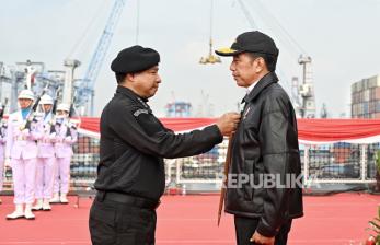 In Picture: Terima Brevet Hiu Kencana, Presiden Jokowi Resmi jadi Warga Kehormatan TNI AL