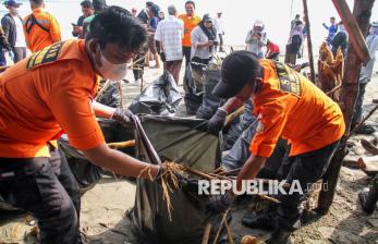 Sambut HUT Basarnas, Relawan Gelar Aksi Bersih Sampah di Pantai Ujong Blang