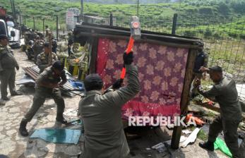 In Picture: Satpol PP Bongkar Puluhan Lapak PKL di Puncak Bogor