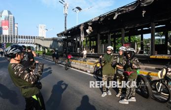Halte Polda Metro Jaya yang Hangus Terbakar Jadi Spot Foto Warga