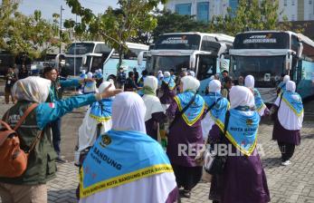 In Picture: 439 Jamaah Calon Haji Kota Bandung Diberangkatkan ke Asrama Haji Indramayu