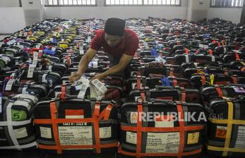  Agar Koper tak Dibongkar, Jamaah Haji Perlu Perhatikan Enam Aturan Ini. Foto:  Petugas menyiapkan koper calon jamaah haji di Asrama Haji Pondok Gede, Jakarta, Rabu (8/6/2022). Panitia Penyelenggara Ibadah Haji (PPIH) mengimbau agar calon jamaah haji tidak membawa koper melebihi bobot 32 kilogram. Republika/Putra M. Akbar 