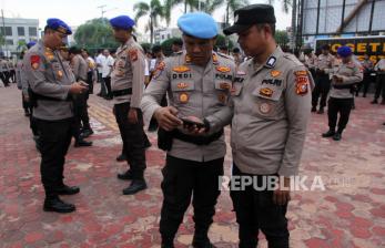 In Picture: Cegah Judi Online, Propam Polres Dumai Lakukan Razia Ponsel Anggota Polri