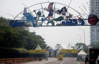 Suasana sepi  pintu masuk Taman Impian Jaya Ancol , Jakarta, Sabtu (15/5). Manajemen Taman Impian Jaya Ancol menghentikan sementara operasional kawasannya baik area rekreasi dan wisata Pantai Ancol pada hari ketiga libur Lebaran 1442 Hijriah yakni Sabtu (15/5) untuk dilakukan penyemprotan disinfektan dan evaluasi penguatan protokol kesehatan. Prayogi/Republika.