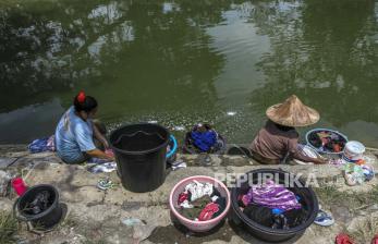 Dampak Kemarau, Warga Serang Manfaatkan Saluran Irigasi untuk Mencuci Pakaian