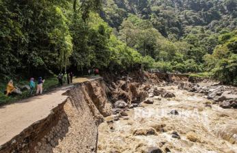 In Picture: Jalan Utama Padang-Bukittingi Putus Akibat Banjir Bandang