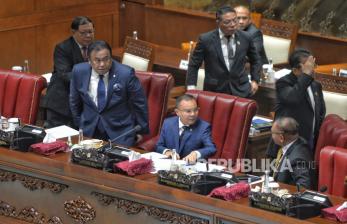 Wakil Ketua DPR Sufmi Dasco Ahmad (tengah) bersama Wakil Ketua Rahmat Gobel (kiri) dan Lodewijk Freidierich Paulus usai memimpin rapat paripurna DPR RI ke-13 masa persidangan IV tahun sidang 2023-2024 di Gedung Nusantara II, Kompleks Parlemen Senayan, Jakarta, Selasa (5/3/2024). Rapat yang beragendakan pidato Ketua DPR dalam rangka pembukaan Masa Persidangan IV Tahun Sidang 2023-2024 tersebut di warnai sejumlah Iterupusi yang menyinggung hak angket serta kenaikan harga beras.