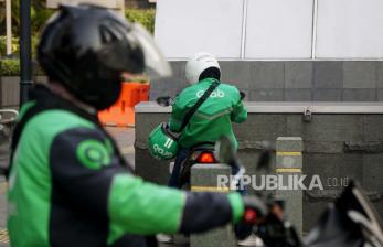 Pengemudi ojek online menunggu penumpang di Kawasan Halte MRT Budaran HI, Jakarta (ilustrasi). Per 14 Agustus 2022, operator ojek online akan memberlakukan kebijakan tarif baru sesuai dengan penetapan Kementerian Perhubungan.