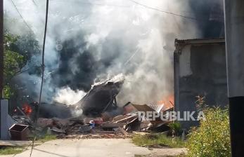 Asap membubung dari badan pesawa Hawk 0209 TT yang jatuh dan terbakar di Desa Kubang Jaya, Kecamatan Siak Hulu, Kabupaten Kampar, Provinsi Riau, Senin (15/6).