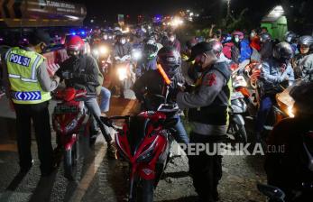 Kendaraan roda dua pemudik dihentikan petugas saat penyekatan arus mudik lebaran 2021 di Pos Polisi Gamon, Cikalongsari, Kec. Jatisari, Kabupaten Karawang, Jawa Barat, Sabtu (8/5). Sekitar 115 kendaraan roda dua diputarbalik karena tidak dilengkapi dengan dokumen perjalanan yang lengkap. 