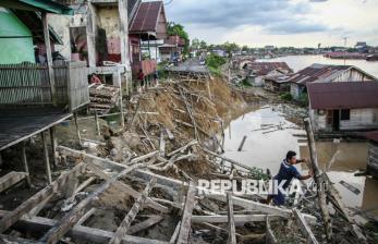 Abrasi Putus Akses Jalan Permukiman Warga di Bantaran Sungai Kahayan