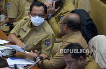 Menteri Dalam Negeri Tito Karnavian mengikuti Rapat Kerja dengan Komisi II DPR di Kompleks Parlemen Senayan, Jakarta, Senin (21/11/2022). Rapat tersebut membahas proses penyelesaian segmen batas daerah Provinsi/Kabupaten/Kota di Indonesia. Republika/Prayogi. 