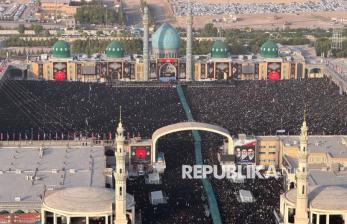 Jutaan Warga Iran Iringi Prosesi Pemakaman Ayatollah Ali Khamenei di Kota Qom