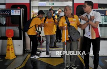 In Picture: Puluhan Disabilitas Ikuti Tur Edukasi di Stasiun LRT Velodrome