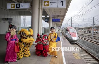 In Picture: Atraksi Barongsai Hibur Penumpang Kereta Cepat di Stasiun Padalarang