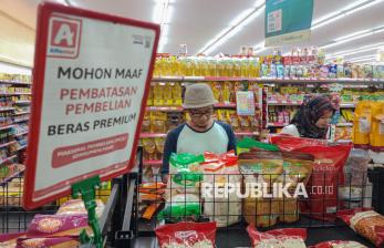 In Picture: Sejumlah Ritel Modern di Jaksel Batasi Pembelian Beras Premium