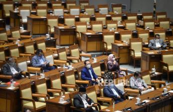 Sejumlah anggota DPR mengikuti Rapat Paripurna DPR di Kompleks Parlemen, Senayan, Jakarta, Selasa (18/1/2022). DPR RI resmi mengesahkan Rancangan Undang-Undang Tindak Pidana Kekerasan Seksual (RUU TPKS) menjadi RUU usulan inisiatif DPR RI. Prayogi/Republika.