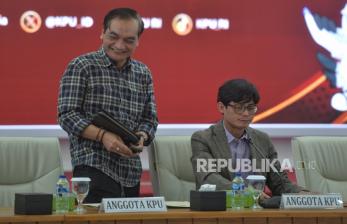 Komisioner Komisi Pemilihan Umum (KPU) August Mellaz (kanan) dan Yulianto Sudrajat (kiri) bersiap memimpin rapat koordinasi di Gedung KPU, Jakarta, Ahad (14/1/2024). Rapat koordinasi yang dihadiri parpol-parpol perserta pemilu dan tim pasangan calon tersebut digelar dalam pelaksanaan kampanye metode rapat umum yang akan digelar pada 21 Januari-10 Februari 2024.