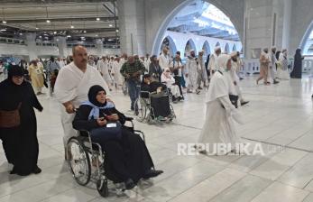 Jamaah haji melakukan tawaf ifadah mengelilingi ka’bah menggunakan kursi roda di Masjidil Haram, Mekah, Arab Saudi, Sabtu (1/7/2023). Jutaan jamaah haji melakukan tawaf ifadah yang menjadi rukun haji usai melakukan wukuf di Arafah dan lempar jamrah di Jamarat. ANTARA FOTO/Wahyu Putro A/foc.