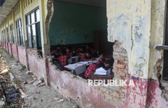 Potret Sekolah Rusak di Bekasi, Dinding Jebol dan Kondisi Kelas Memprihatinkan