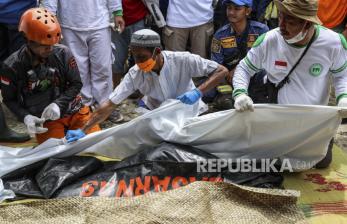 In Picture: Aksi Para Relawan Mengevakuasi Korban Gempa Cianjur