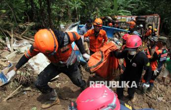 In Picture: Tim SAR Evakuasi 5 Jenazah Korban Longsor Sukabumi