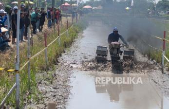 Keseruan Lomba Balap Traktor di Klaten