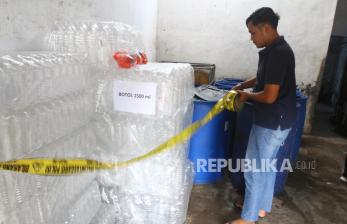 In Picture: Satres Narkoba Polres Malang Grebek Rumah Produksi Miras Ilegal