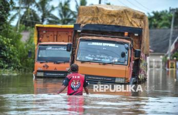 In Picture: Sungai Pengabuan Meluap, Jalan Lintas Sumatera yang Hubungkan Jambi-Riau Lumpuh Total