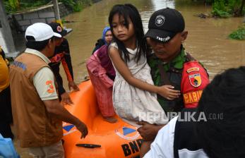 Dengan Perahu Karet, Personel TNI Membelah Banjir Bantu Pengungsi di Pondok Gede Permai