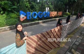 In Picture: Kain Batik Sepanjang 4,1 Kilometer Terbentang di Pedestrian Kebun Raya Bogor