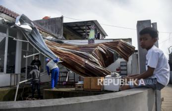 141 Rumah Rusak Akibat Angin Puting Beliung Disertai Hujan Deras
