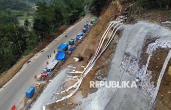 Antisipasi Longsor, Tebing di Ruas Jalan Malalak Agam Diperkuat