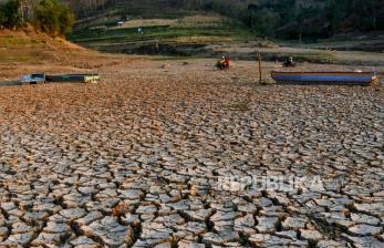 Penampakan Waduk Bendo yang Mengering Akibat Kemarau