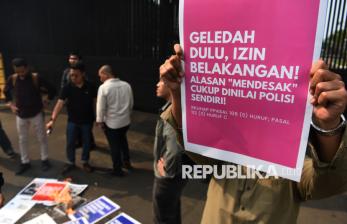 In Picture: Kritisi RKUHP, Puluhan Aktivis Gelar Aksi di Gerbang Pancasila DPR