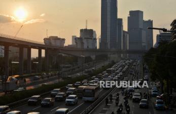 In Picture: Kepadatan Lalu Lintas Jakarta di Hari Pertama Kerja, Ganjil-Genap Kembali Diberlakukan