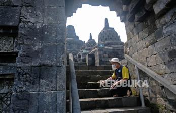 Petugas Balai Konservasi Borobudur (BKB) menunjukkan bagian batu candi yang rusak di Candi Borobudur, Magelang, Jawa Tengah, Selasa (7/6/2022). Ketua DPP PKB sebut kenaikan tarif Candi Borobudur bebani umat buddha yang tak mampu.