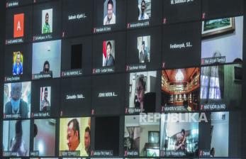 Sejumlah anggota DPR menghadiri rapat paripurna secara virtual terlihat pada layar di Kompleks Parlemen, Senayan, Jakarta, Kamis (16/7). Rapat Paripurna DPR masa sidang IV tahun 2019-2020 itu dihadiri 96 anggota DPR secara fisik dan 226 secara virtual itu beragendakan hasil uji kepatutan deputi Gubernur Bank Indonesia, penetapan pemberian pertimbangan terhadap calon BPKN, penyampaian RUU tentang pertanggungjawaban pelaksanaan APBN (P2APBN) dan hasil evaluasi prolegnas RUU prioritas tahun 2020. Republika/Putra M. Akbar