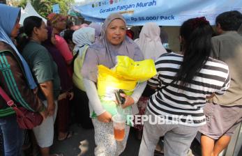 Gerakan Pangan Murah di Surabaya Diserbu Warga