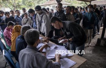 In Picture: Korban Tumpahan Cairan Kimia di Bandung Barat Terima Pembayaran Ganti Rugi 