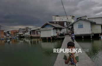 In Picture: Dua Dekade Tergenang Air, Warga Kampung Apung Jakbar Menanti Solusi