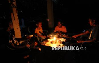 Puluhan Tahun Tanpa Listrik, Warga Desa Lidi NTT Andalkan Alat Penerangan Tradisional