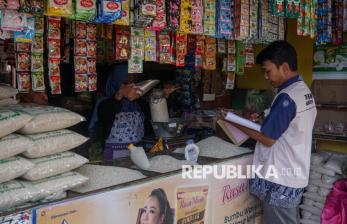 Pantau Kenaikan Harga, Petugas Lakukan Sidak Sembako di Pasar Grogolan