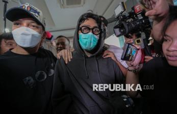 Gaya Onad Usai Pemeriksaan Kesehatan, Pakai Hoodie dan Tutupi Muka dengan Masker
