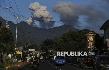 In Picture: Gunung Dukono Erupsi, Tinggi Kolom Abu Capai 500 Meter