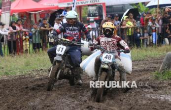 Saat Buruh Angkut Gabah Beradu Cepat dalam Tradisi Balap Manol