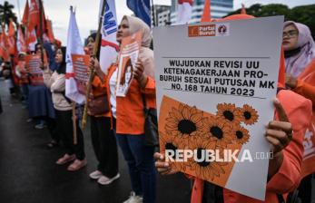 Peringati Hari Perempuan Internasional, Buruh Perempuan Gelar Aksi di Depan DPR RI