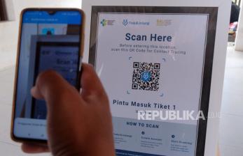 Wisatawan melakukan scan QR Code sertifikat vaksin COVID-19 melalui aplikasi PeduliLindungi saat hari pertama uji coba pembukaan Daya Tarik Wisata (DTW) Uluwatu, Badung, Bali, Senin (13/9/2021). Objek wisata yang baru dibuka pada Senin (13/9) tersebut menerapkan protokol kesehatan dan menggunakan aplikasi PeduliLindungi saat memasuki kawasan wisata itu untuk mencegah penyebaran COVID-19 sekaligus mengantisipasi terjadinya klaster baru. 